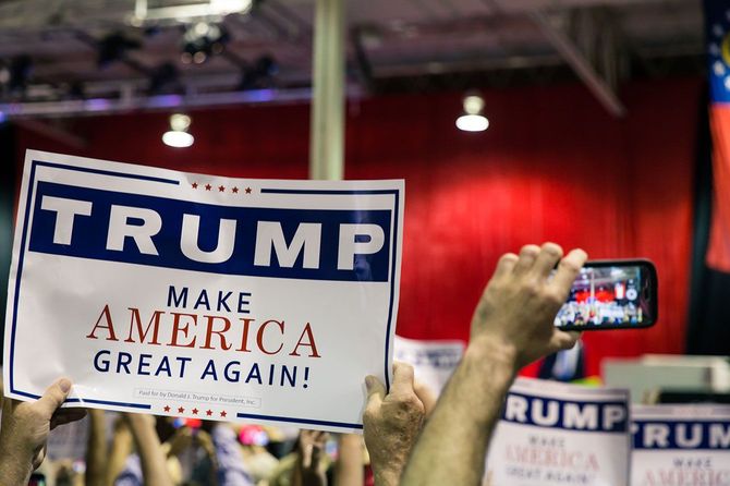 ドナルド・トランプ氏の選挙集会でプラカードを掲げる支持者