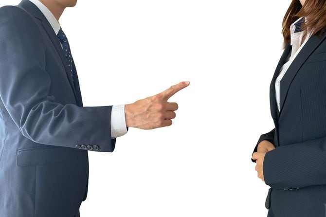 指示をする男性と指示を聞く若い女性