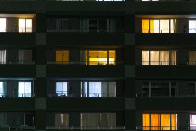 夜のアパートの明かり