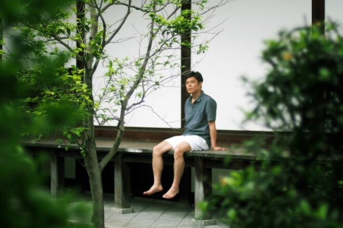 立派な縁側でリラックスしている男性