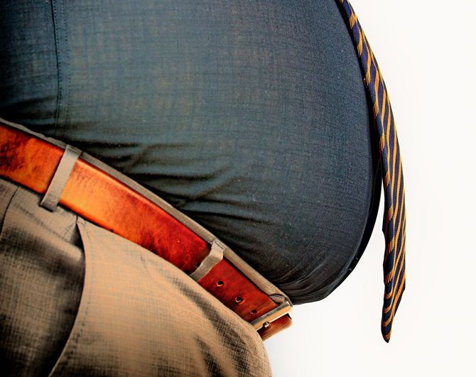 お腹の出ている男性