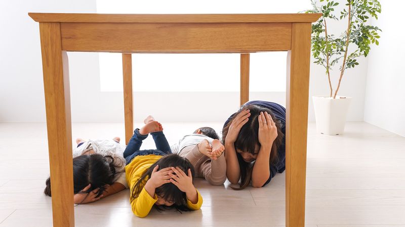 ｢グラッと揺れたら火の始末｣はもはや古い常識…大地震が来たときに｢子供1人でもできる｣いちばん大事なこと ベッド横に懐中電灯を置いても役に立たない理由