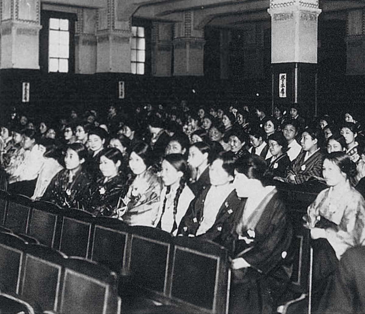 1929年の明治大学女子部開校式、『明治大学百年史』 第二巻 史料編II、1988年