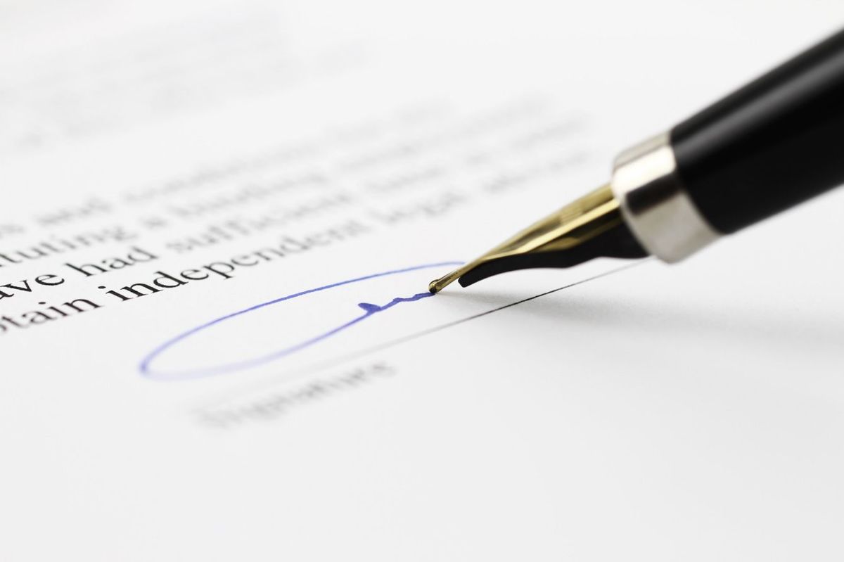 契約書に署名するペン