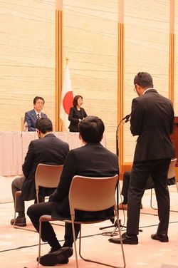 安倍首相の会見で質問する筆者。（写真撮影＝小川裕夫）