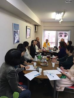 知賀子さんが母の在宅看取りをスタートしてから初めて開いた「デスカフェ」の模様。