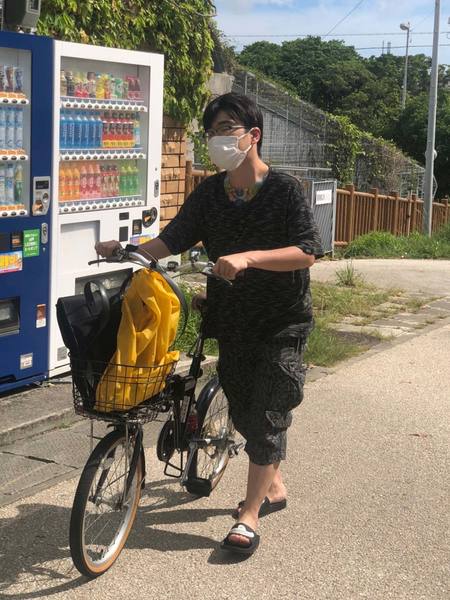 自転車を押すふみくん