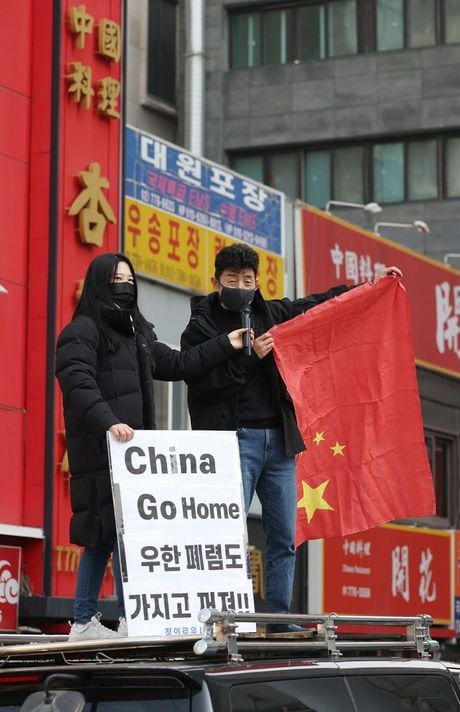 2022年2月11日、ソウルにある中国大使館近くで、反中デモを行う人々