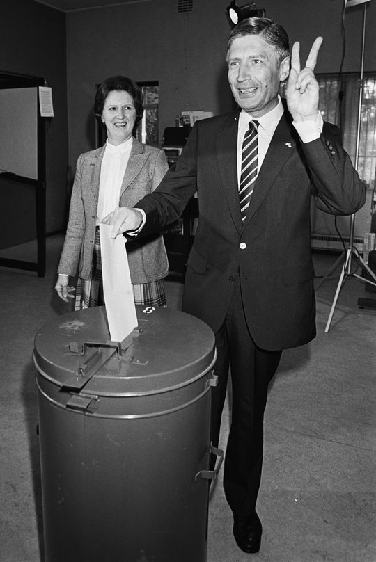 1981年下院選挙でファン・アフトCDA党首が投票する様子。後ろに妻。2024年2月10日、93歳で同い年のユージェニー夫人と共に生涯を閉じた（写真＝Hans van Dijk for Anefo／CC-Zero／Wikimedia Commons）