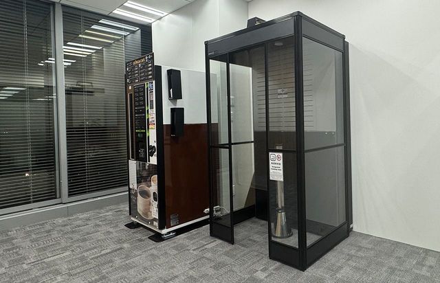 オープンハウスグループの本社に設置された分煙ブース。社員だけが利用するので、気兼ねなく会話できる点も支持されている。