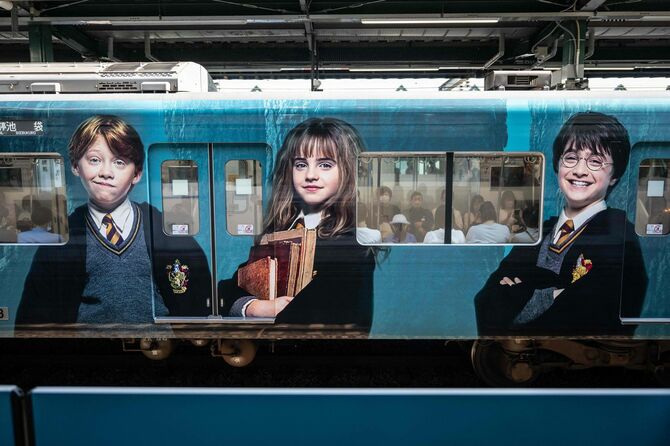 2023年6月16日、東京のテーマパーク「ワーナー・ブラザース・スタジオ・ツアー東京-メイキング・オブ・ハリー・ポッター」近くの練馬駅にて、ハリー・ポッターのキャラクターが描かれた列車。