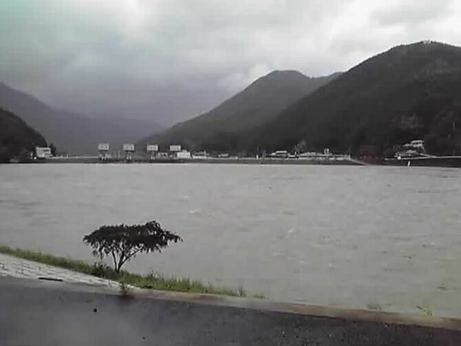 台風11号による大雨の影響で増水した熊野川＝2015年7月17日、和歌山県新宮市