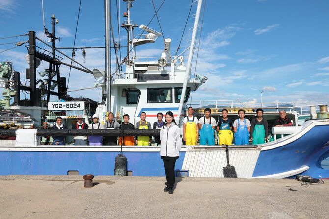 萩大島船団丸の漁師たちと坪内知佳さん。船団丸事業は全国に拡大中