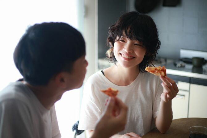 ピザを食べるカップル