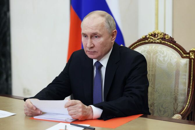 2024年4月5日、ロシアのモスクワにあるクレムリンで、ビデオ会議を通じて安全保障理事会のメンバーとの会議の議長を務めるロシアのプーチン大統領。