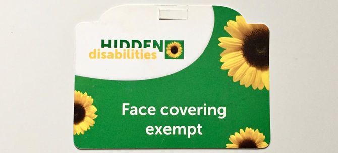 筆者がマスクを着けたくなくていち早く取り寄せた適用外カードの例。目に見えない障害を抱える人たちのための組織「Hidden Disabilities Sunflower」が発行するカード。これまでに一度だけ提示する機会があった。