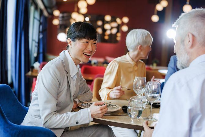 レストランで食事を楽しむ同僚のグループ