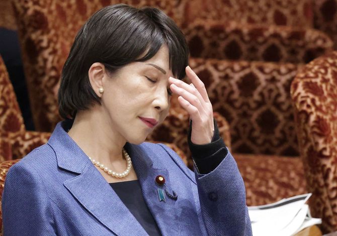 参院予算委員会で立憲民主党の小西洋之氏の質問を聞く高市早苗経済安全保障担当相=2023年3月20日、国会内