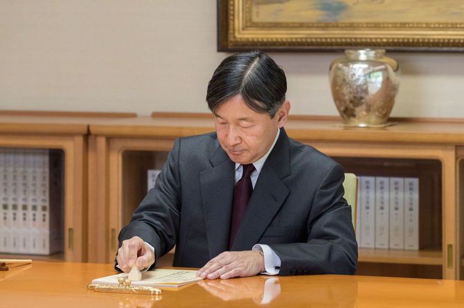 御執務中の天皇陛下（宮殿・表御座所、2019年）