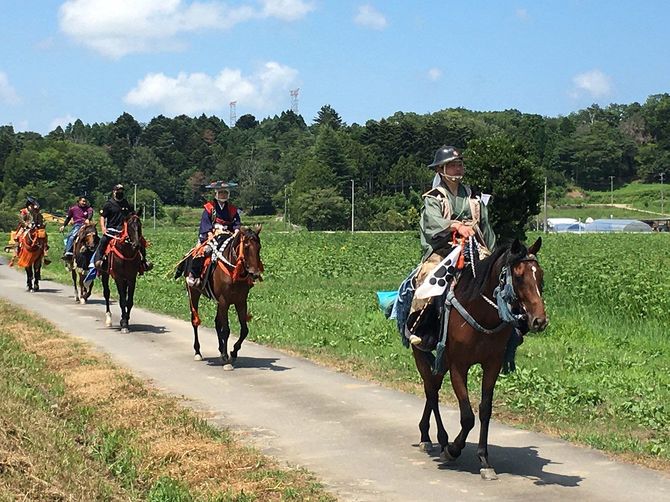 常歩（なみあし）で、出陣した立野の集落へ戻る騎馬。