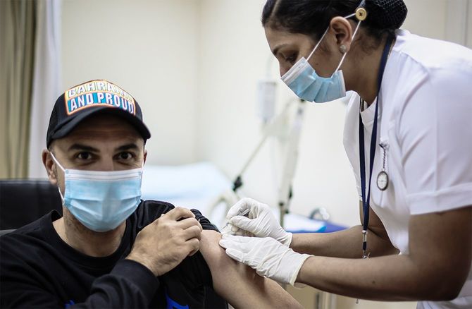 バーレーンのマナマで、中国の製薬会社シノファームが開発した新型コロナウイルスワクチンの接種を受ける男性=2020年12月19日