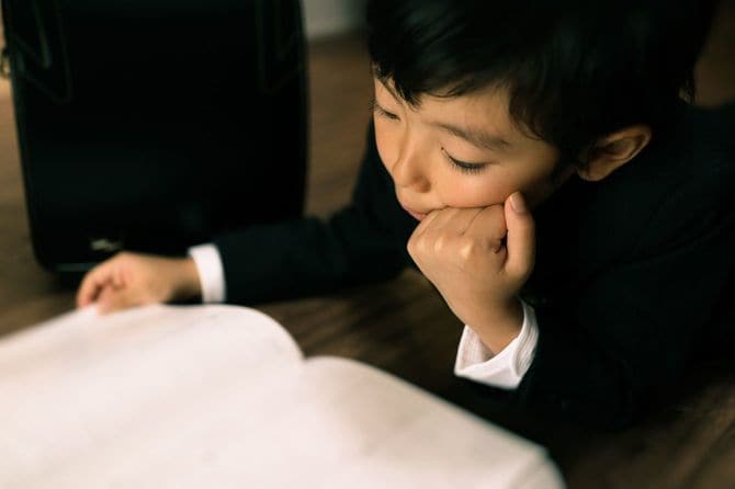 教科書を読んでいる少年
