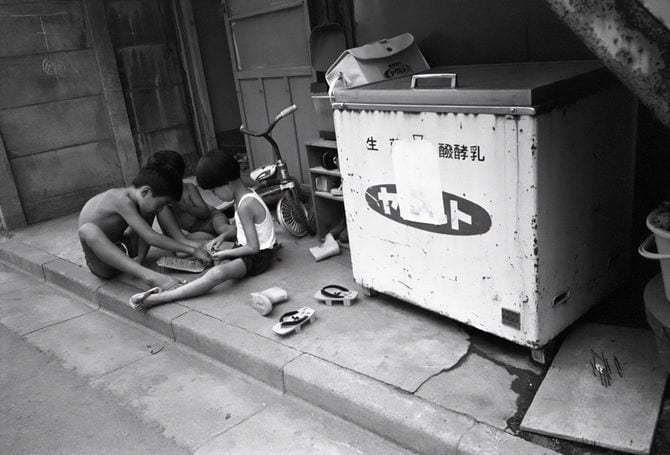 路地で遊ぶ子どもたち