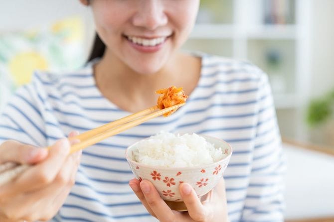 食事をする女性