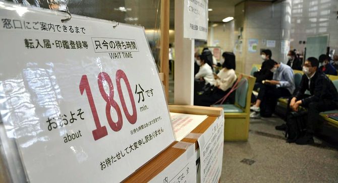 2020年5月8日、新型コロナにともなう給付金の手続きで、多くの住民が訪れた窓口。東京都練馬区役所にて。
