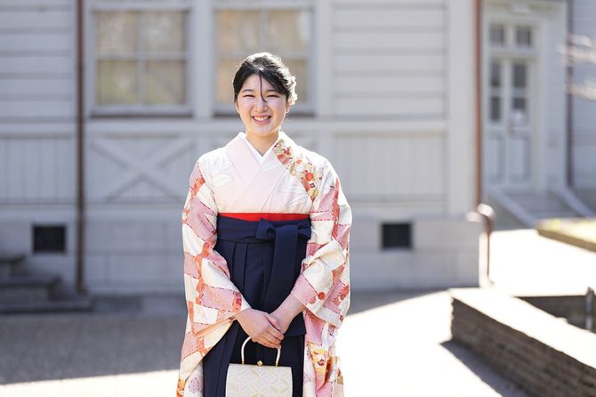 学習院大の卒業式に臨まれる天皇、皇后両陛下の長女愛子さま＝2024年3月20日、東京都豊島区［代表撮影］