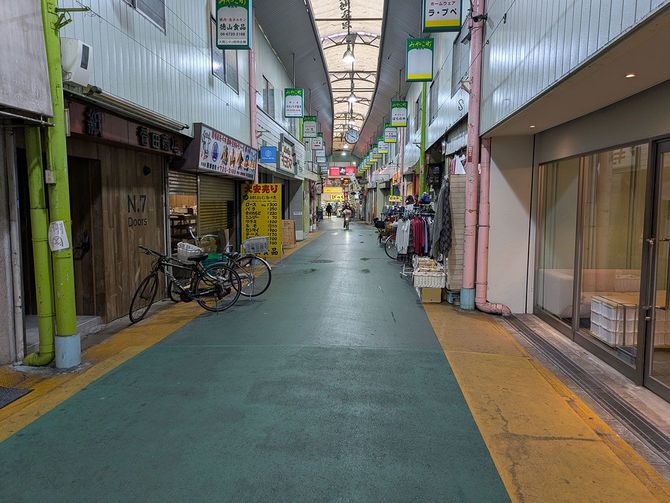 ふだんなら訪れることのない商店街を歩く