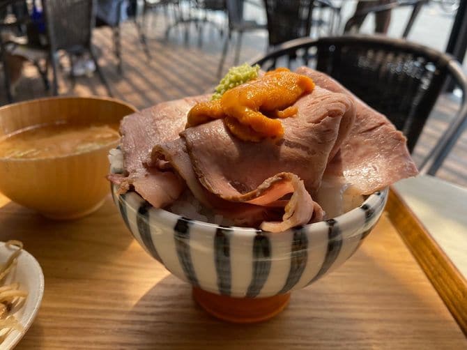 相州牛を使った「ウニとろ牛めし」価格は3480円