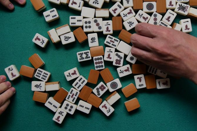 麻雀牌を混ぜている