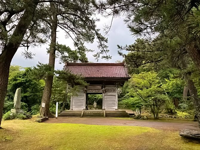 象潟の蚶満寺山門