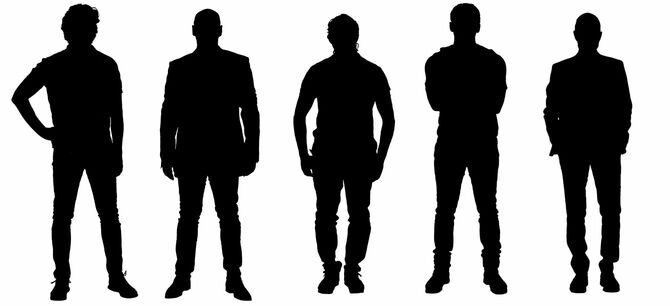 立っている男性の正面のシルエット