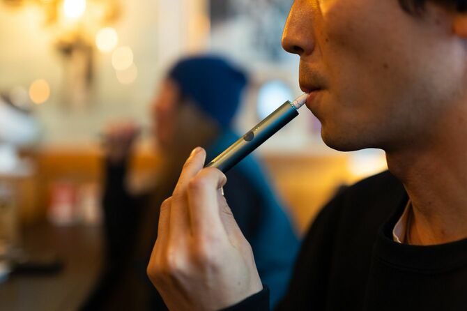 バーで電子タバコを吸う男