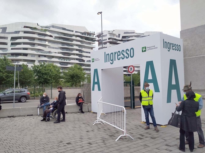 ミラノの最先端エリアに設けられたワクチンセンター。羽根帽子をかぶった山岳部隊OBが案内してくれる。