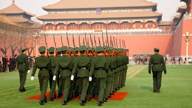 2011年12月、北京を行進する中国兵たち