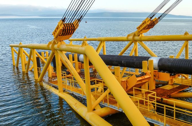 海岸近くのパイプ敷設バージクレーンでパイプの敷設