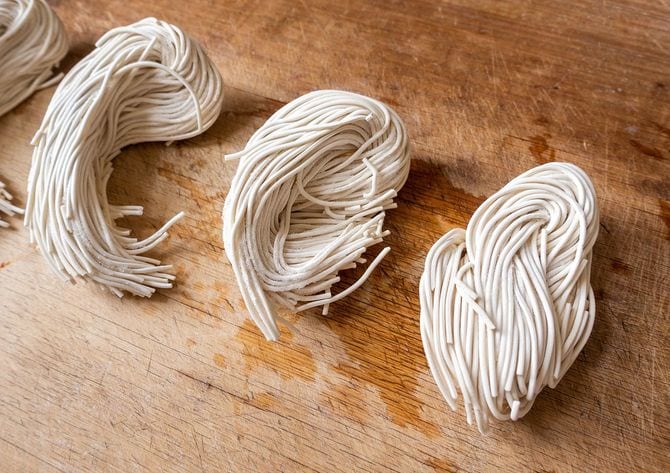 木製ボード上の生麺