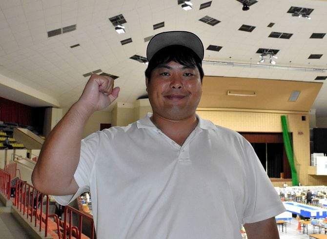 奈良市議選の当選確実で喜ぶへずまりゅう氏＝2025年7月21日