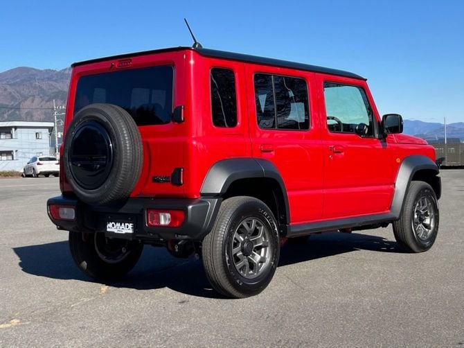 5ドアで初採用された、2トーンカラーのシズリングレッドメタリック／ブラックルーフ。