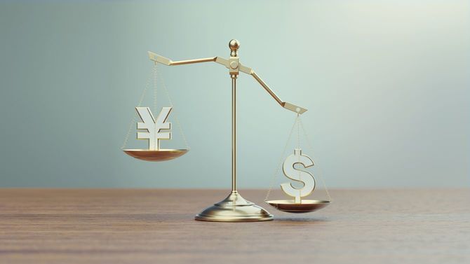 はかりにかけられた円とドル