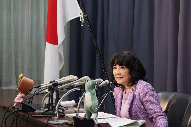 記者会見を行う片山さつき財務大臣