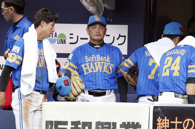 西武に敗れ、3連敗し厳しい表情のソフトバンク・工藤監督（中央）