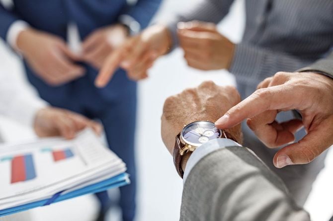 時間をチェックするビジネスマン