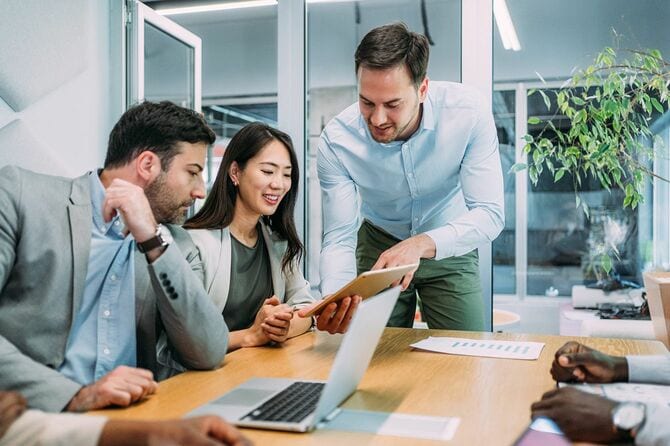 オフィスで様々な国の人たちが会議をしている