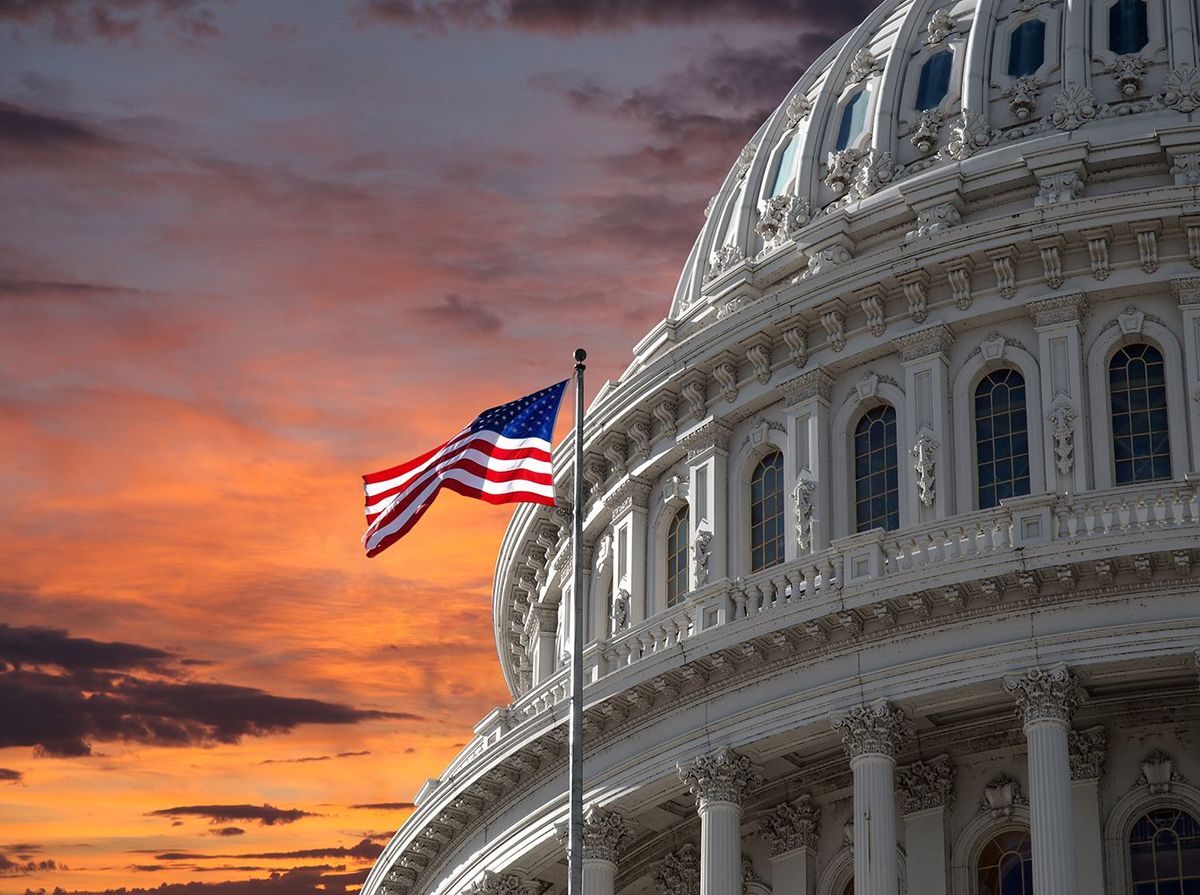 夕暮れの空を米国会議事堂
