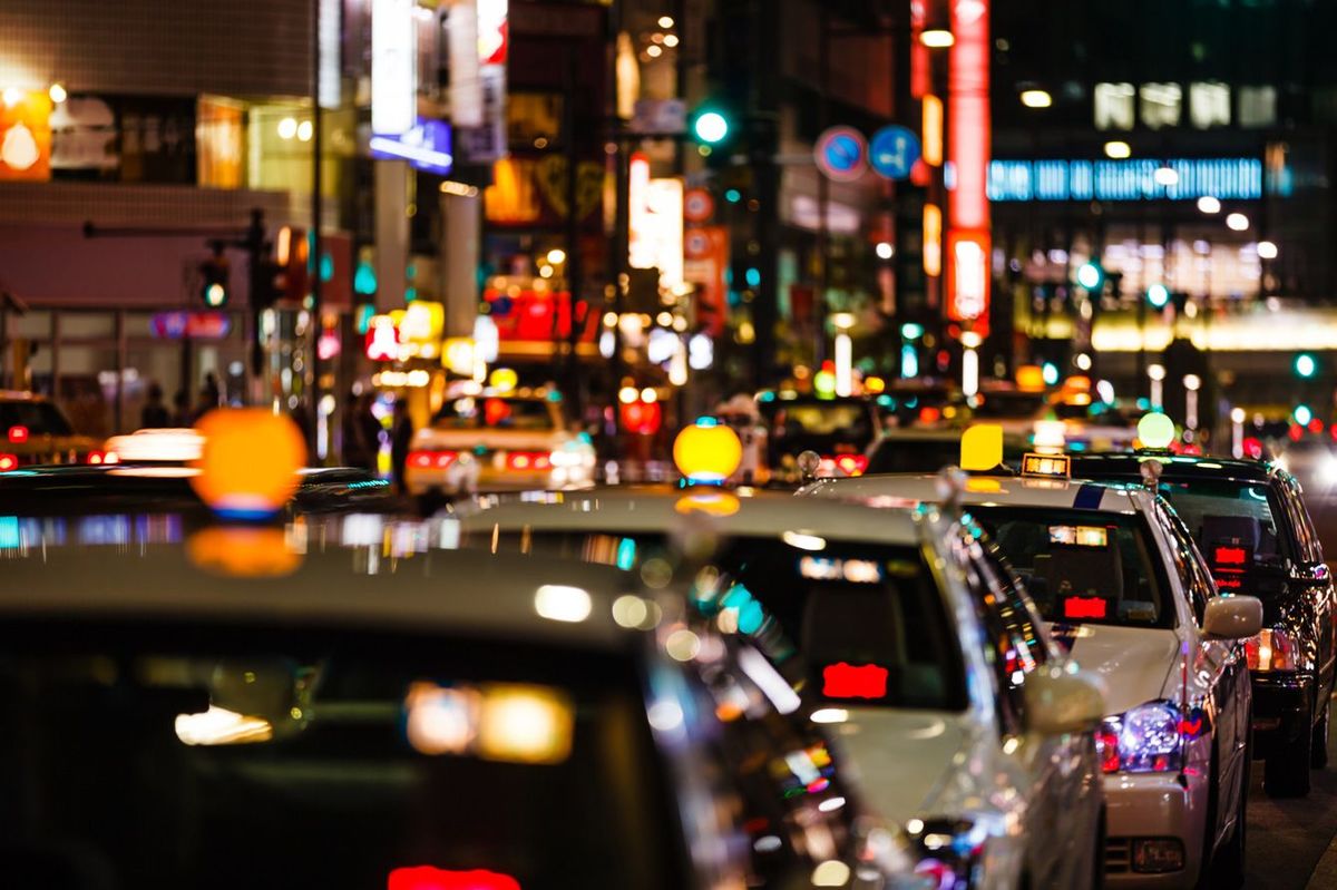 東京、日本で夜に顧客を待っている駐車タクシー