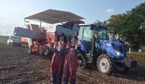 もともと農業に興味があったと話す岩佐さん（右）。（写真提供＝ANA）